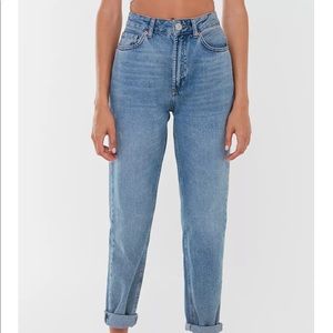 BDG High-Waisted Mom Jean – Light Wash
